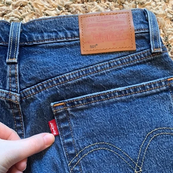 Levi’s 501 High Rise Rip Knee Straight Leg Crop